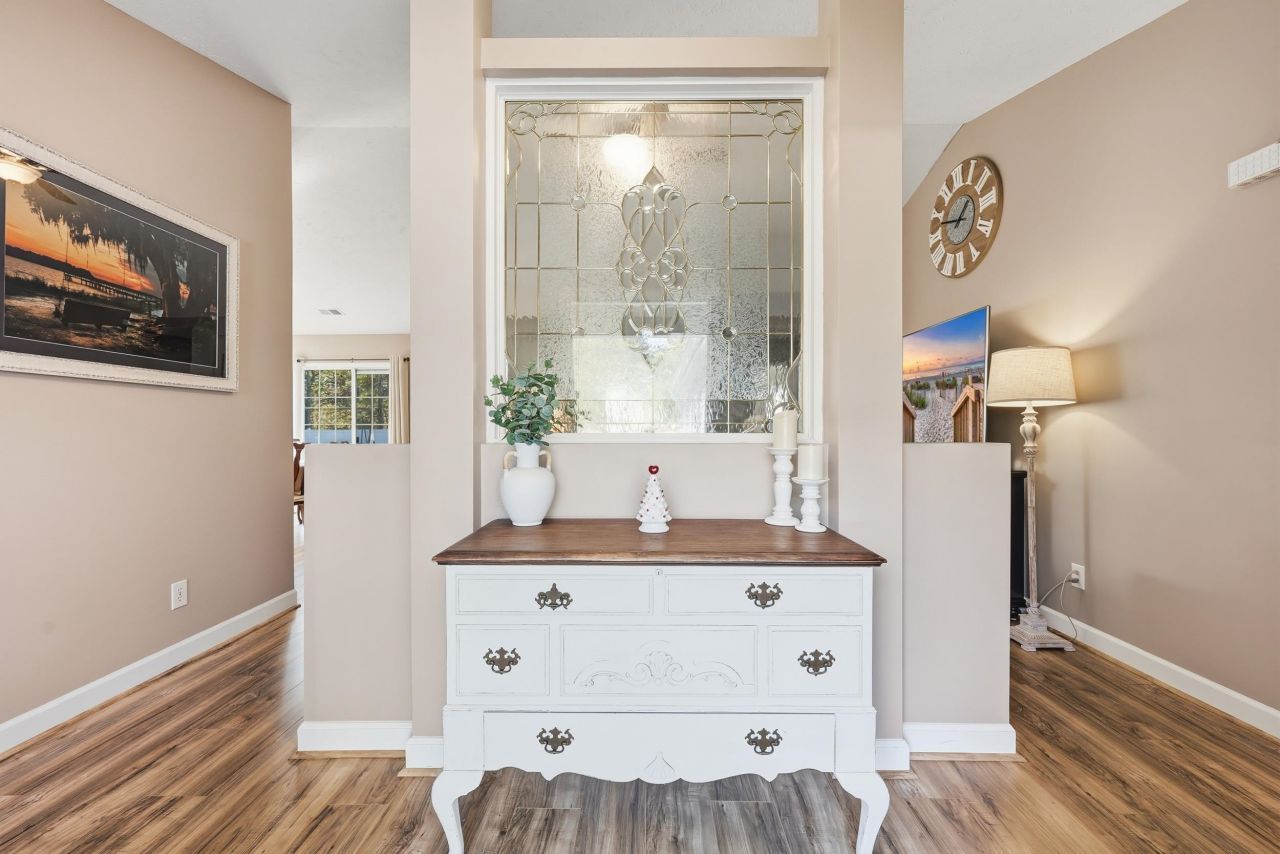 2204 Meadowood Ln. Photo 6