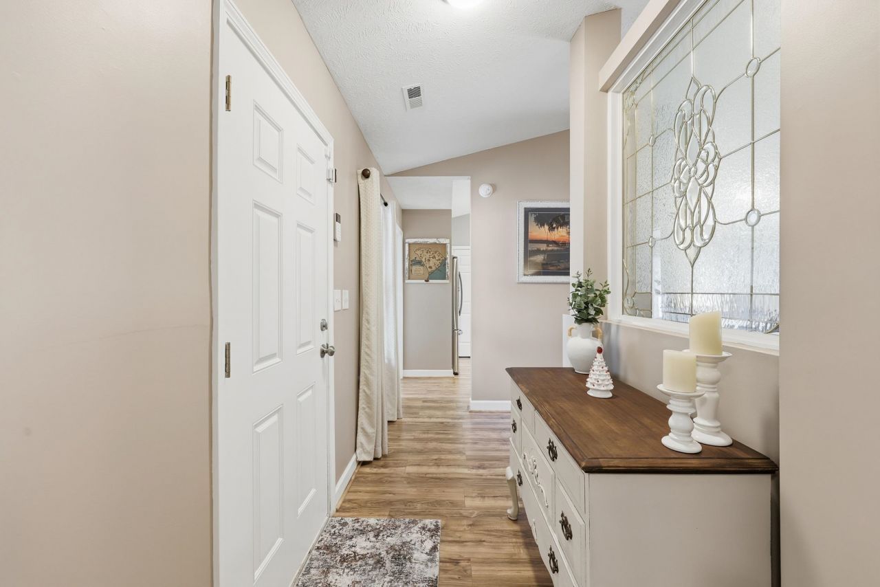 2204 Meadowood Ln. Photo 7