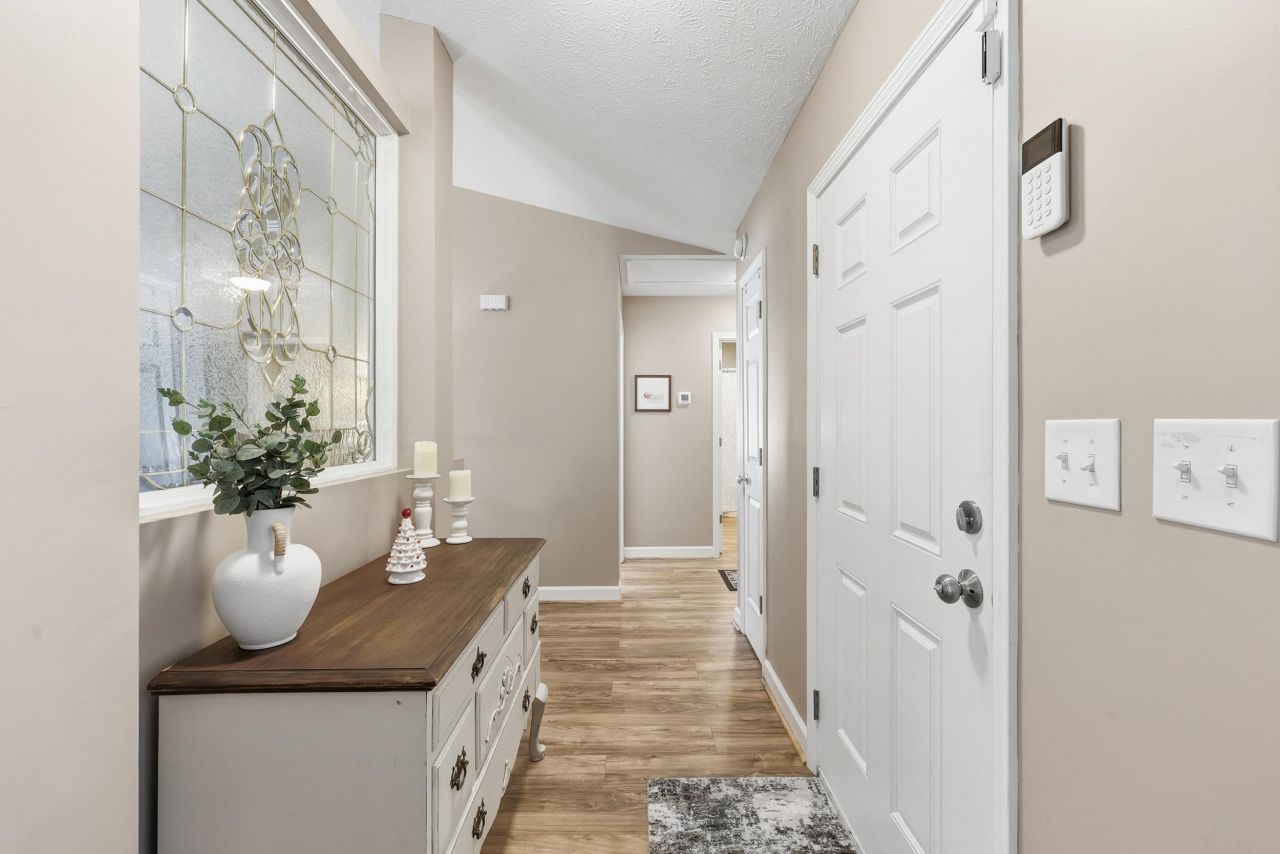 2204 Meadowood Ln. Photo 8