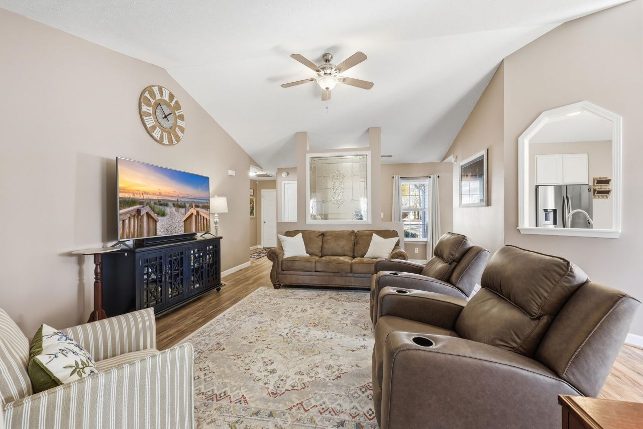 2204 Meadowood Ln. Photo 9