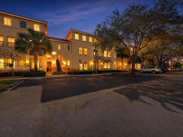 150 Jacaranda Country Club Dr, Unit 200, Plantation, FL 33324