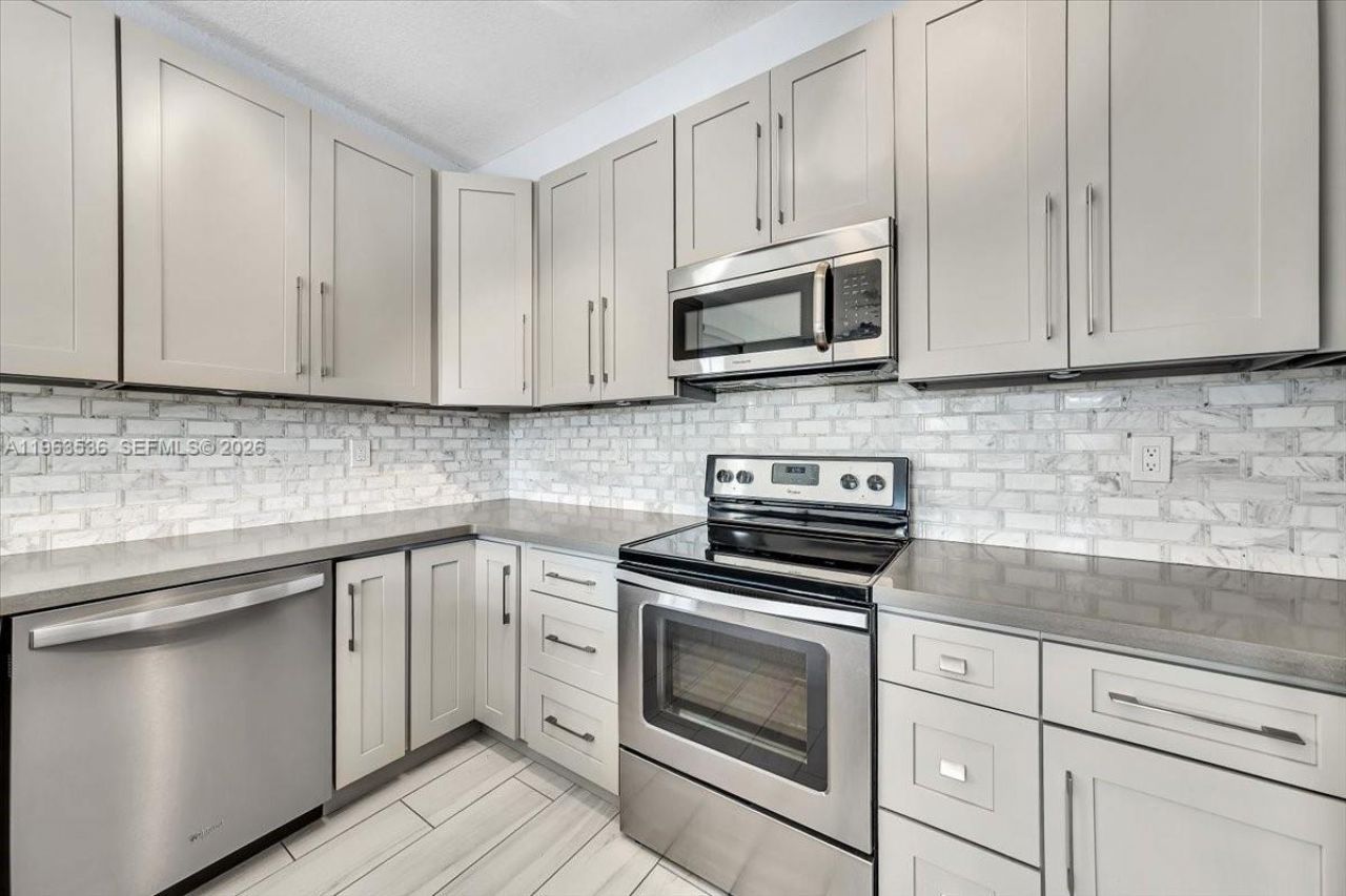 150 Jacaranda Country Club Dr, Unit 200, Plantation, FL 33324 Photo