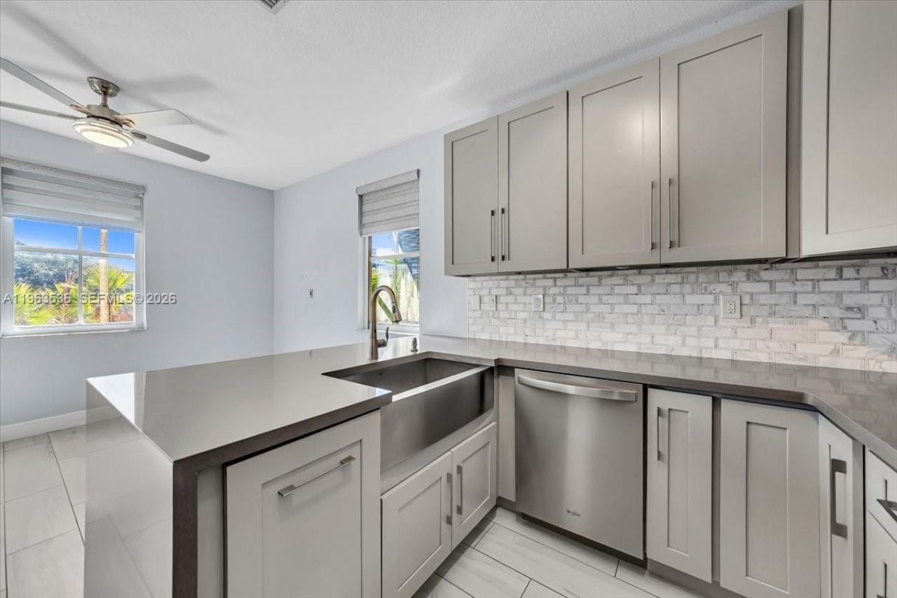 150 Jacaranda Country Club Dr, Unit 200, Plantation, FL 33324 Photo