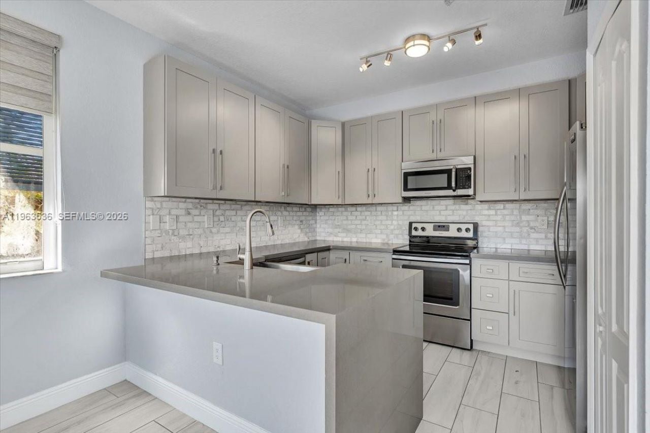 150 Jacaranda Country Club Dr, Unit 200, Plantation, FL 33324 Photo