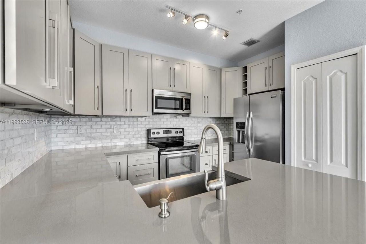 150 Jacaranda Country Club Dr, Unit 200, Plantation, FL 33324 Photo