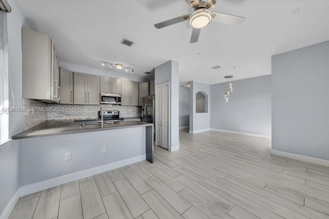 150 Jacaranda Country Club Dr, Unit 200, Plantation, FL 33324 Photo