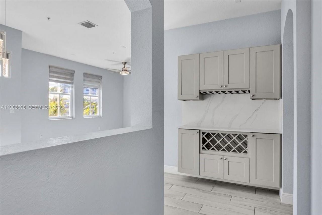 150 Jacaranda Country Club Dr, Unit 200, Plantation, FL 33324 Photo