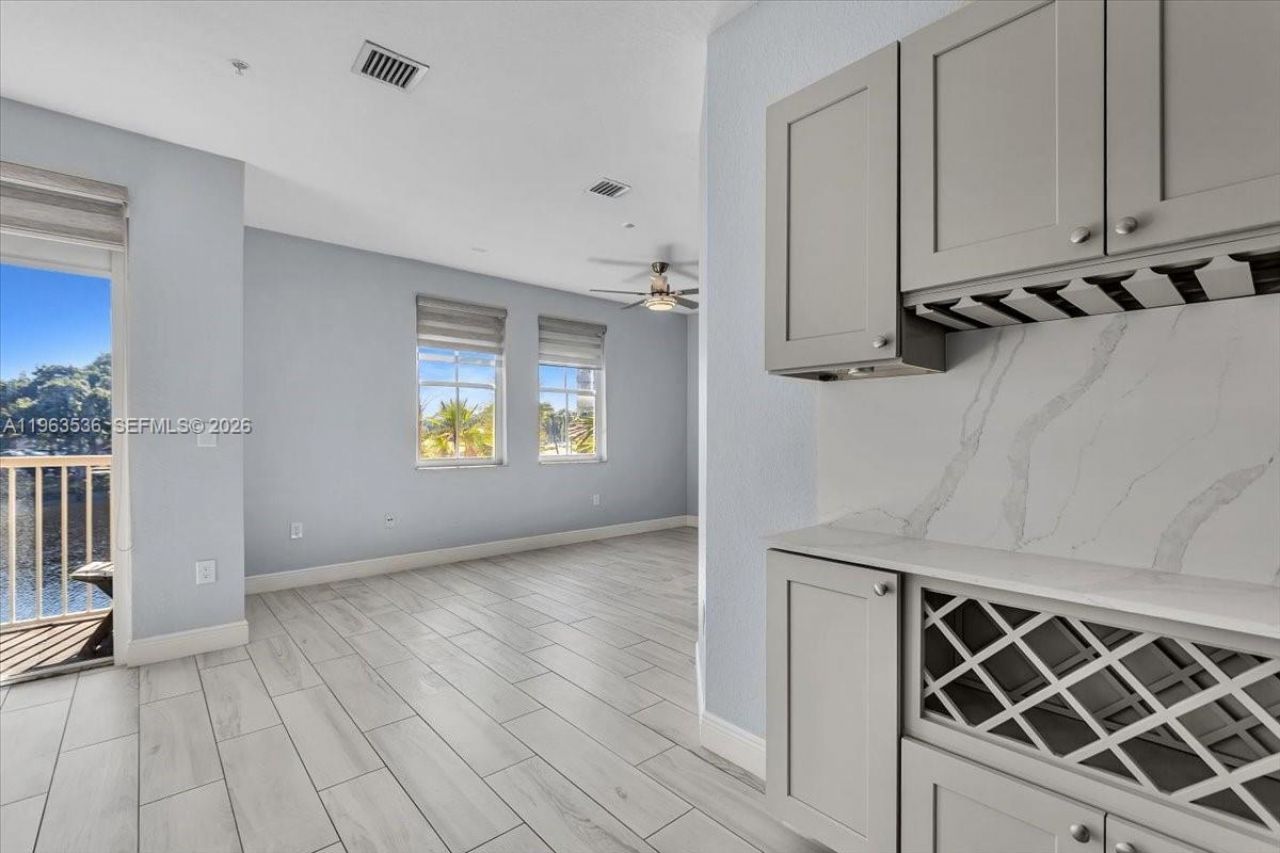 150 Jacaranda Country Club Dr, Unit 200, Plantation, FL 33324 Photo