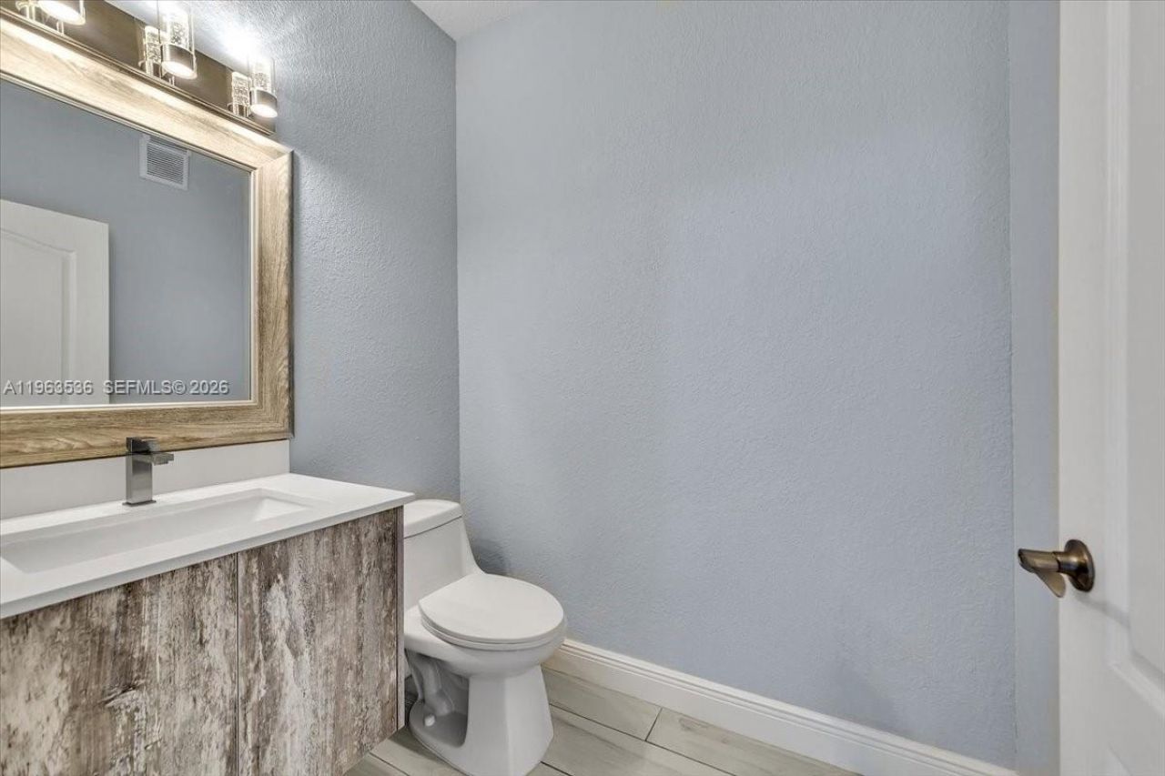 150 Jacaranda Country Club Dr, Unit 200, Plantation, FL 33324 Photo