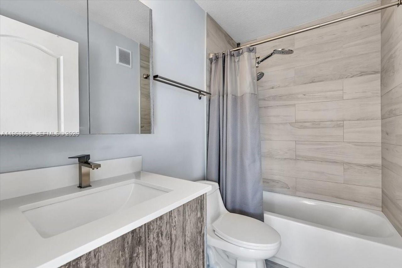 150 Jacaranda Country Club Dr, Unit 200, Plantation, FL 33324 Photo