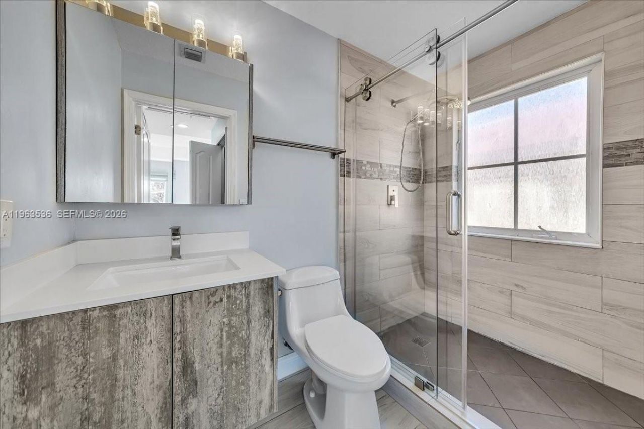 150 Jacaranda Country Club Dr, Unit 200, Plantation, FL 33324 Photo