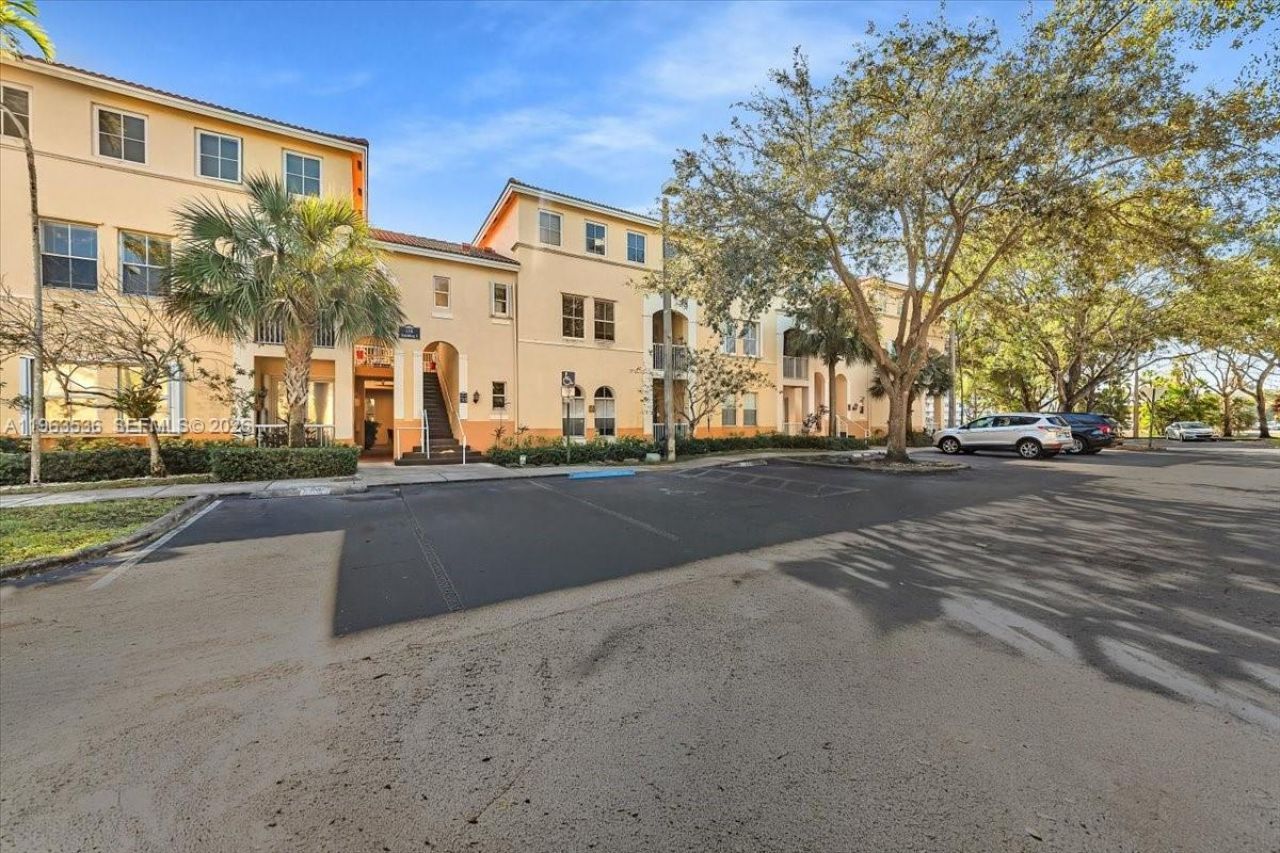 150 Jacaranda Country Club Dr, Unit 200, Plantation, FL 33324 Photo