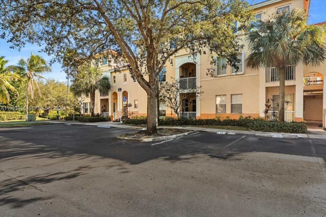 150 Jacaranda Country Club Dr, Unit 200, Plantation, FL 33324 Photo