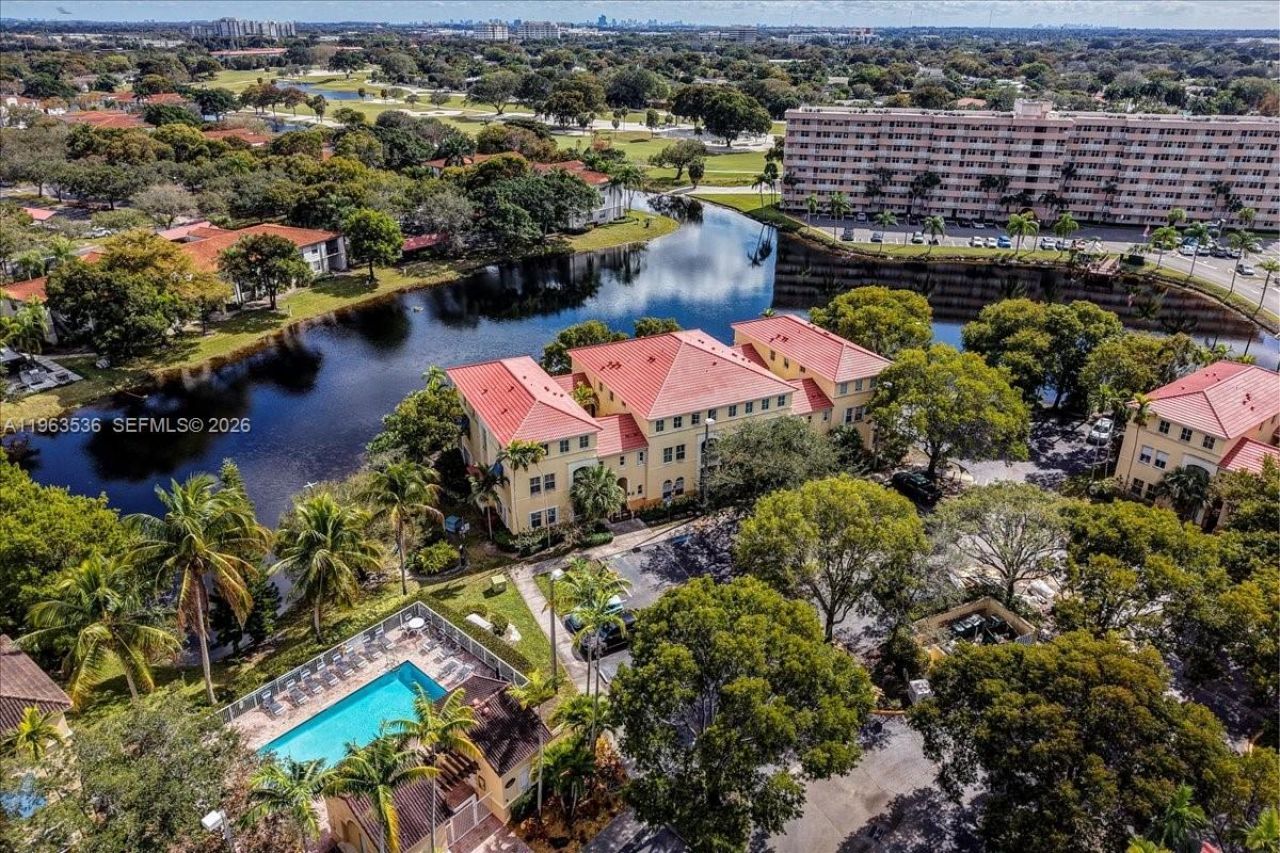 150 Jacaranda Country Club Dr, Unit 200, Plantation, FL 33324 Photo