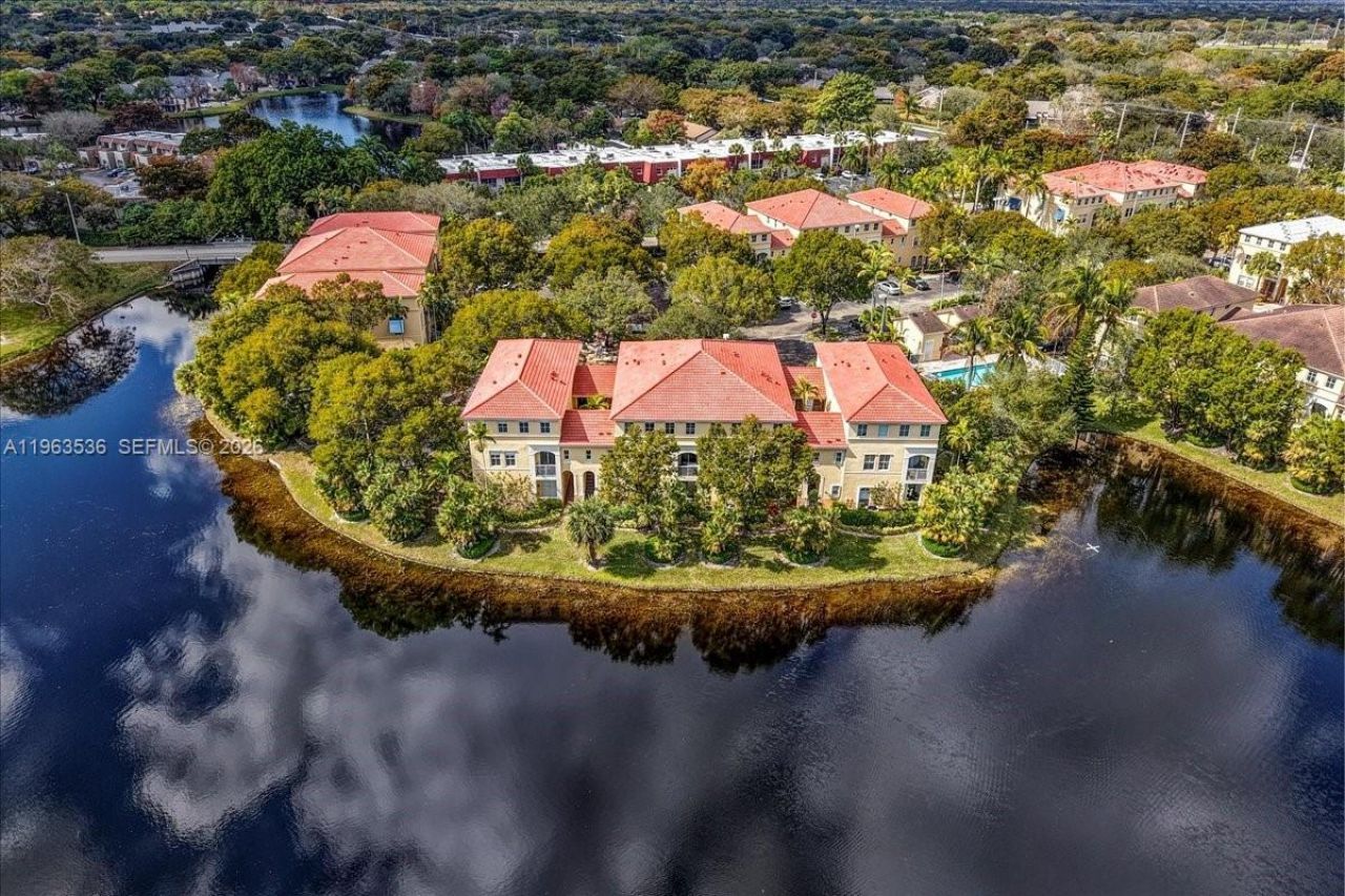 150 Jacaranda Country Club Dr, Unit 200, Plantation, FL 33324 Photo