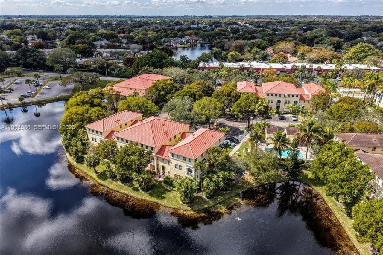 150 Jacaranda Country Club Dr, Unit 200, Plantation, FL 33324 Photo