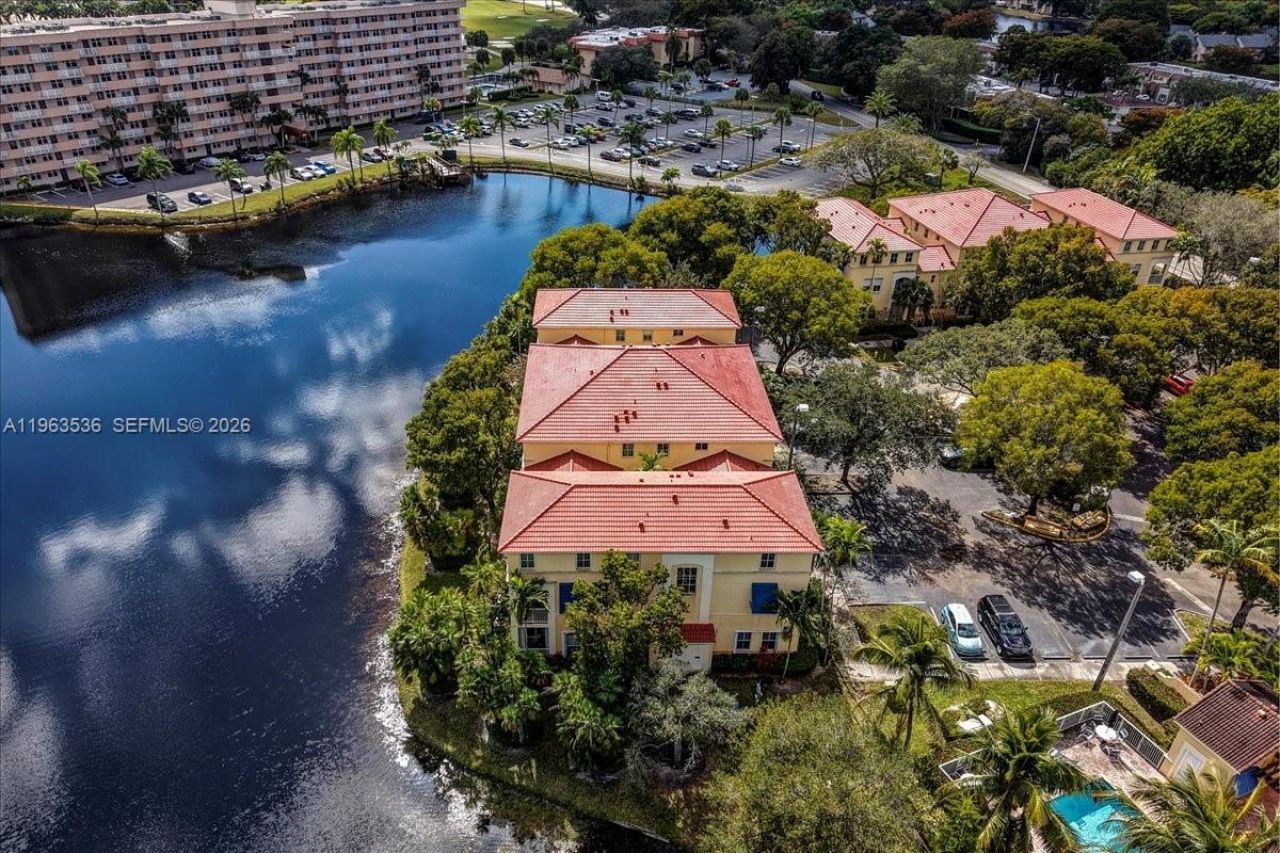 150 Jacaranda Country Club Dr, Unit 200, Plantation, FL 33324 Photo