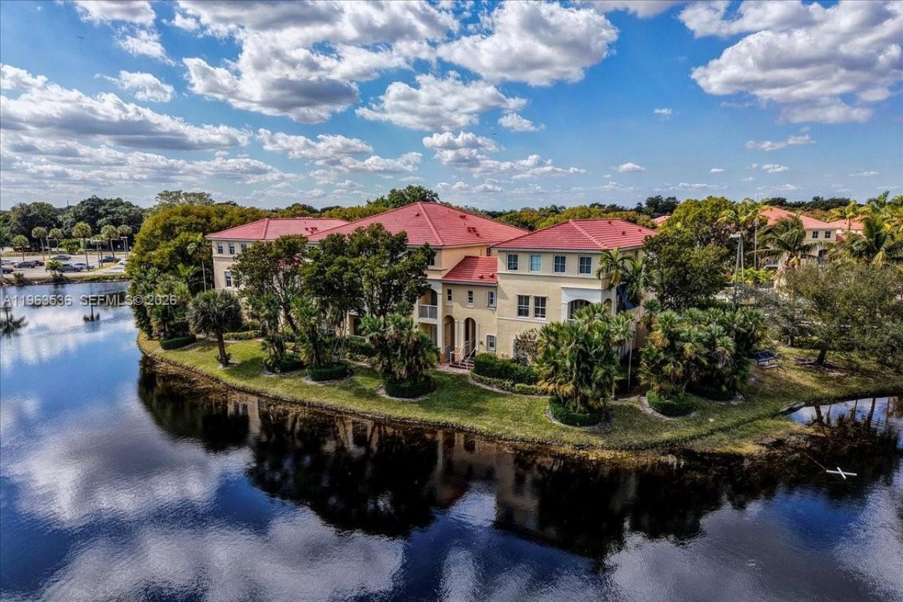 150 Jacaranda Country Club Dr, Unit 200, Plantation, FL 33324 Photo