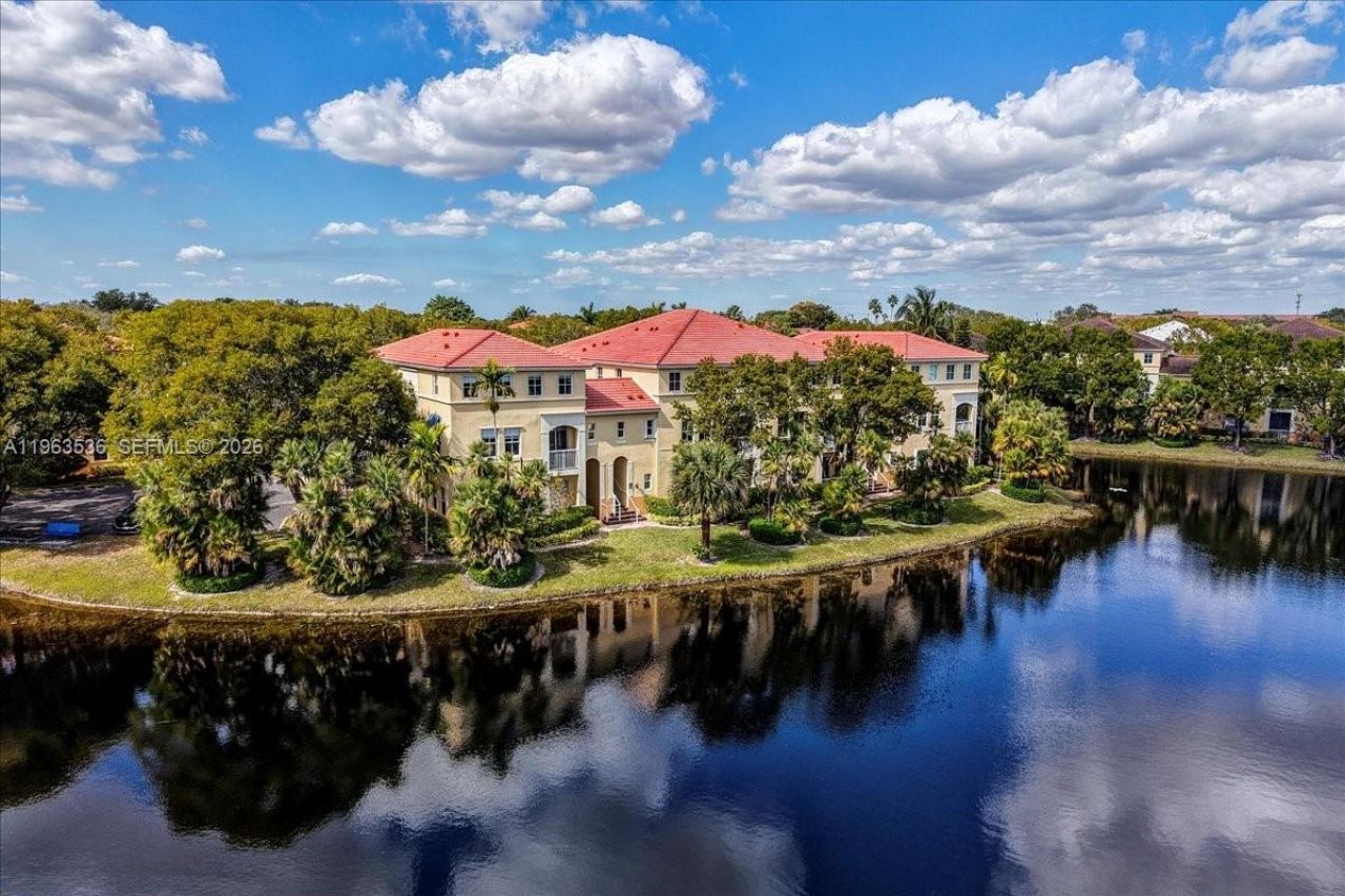 150 Jacaranda Country Club Dr, Unit 200, Plantation, FL 33324 Photo