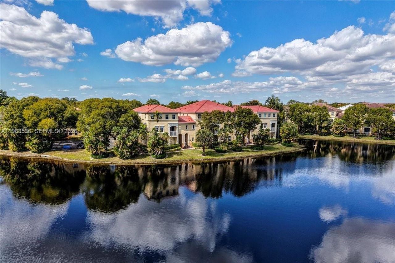 150 Jacaranda Country Club Dr, Unit 200, Plantation, FL 33324 Photo