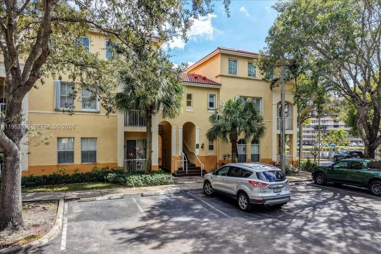 150 Jacaranda Country Club Dr, Unit 200, Plantation, FL 33324 Photo