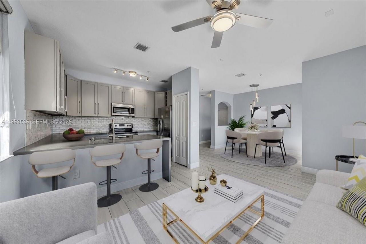 150 Jacaranda Country Club Dr, Unit 200, Plantation, FL 33324 Photo