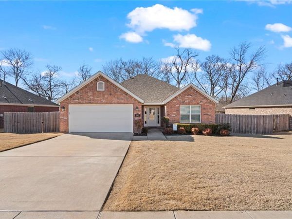 2102 N Carl Street , Siloam Springs, AR 72761