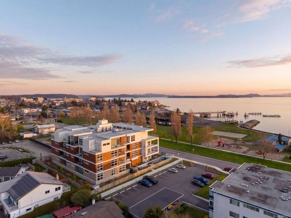9570 Fifth St, Unit 105, Sidney, BC V8L 2W5