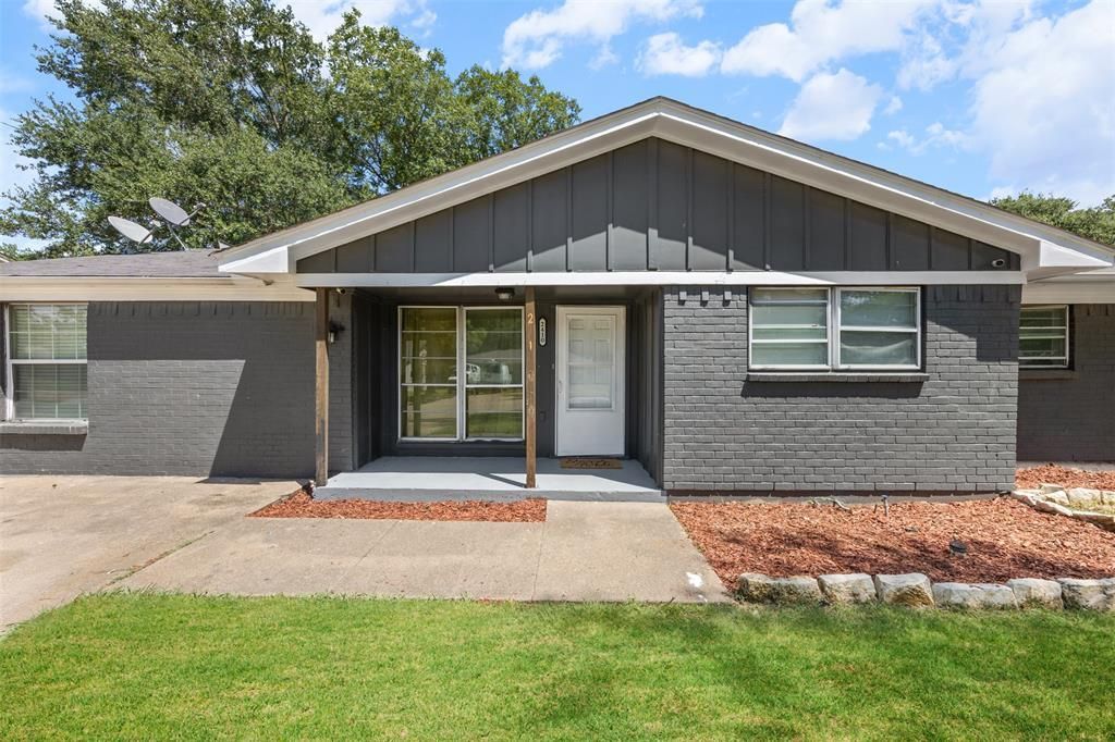 2410 Linda Drive, Ennis, TX 75119 Main Photo