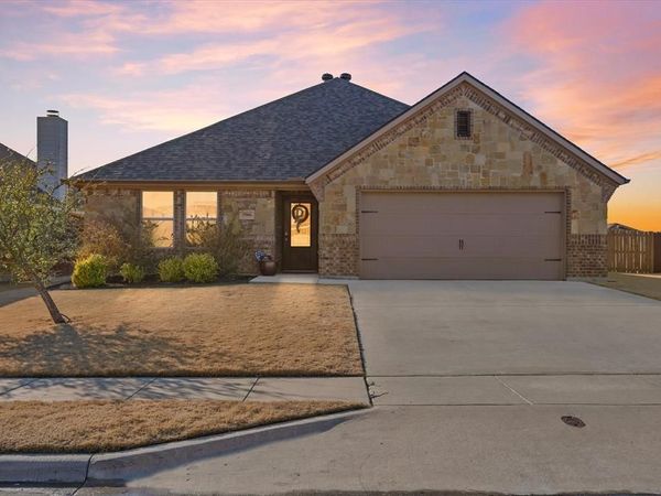 3906 Kensington Drive, Sanger, TX 76266