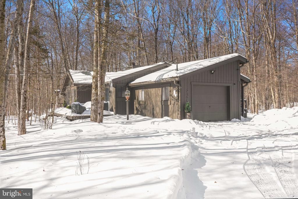 2105 BLUE OX ROAD, POCONO PINES, PA 18350