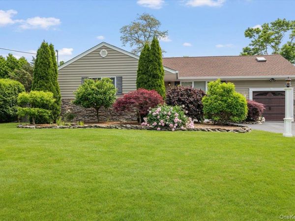 13 Colonial Lane , Bellport Village, NY 11713