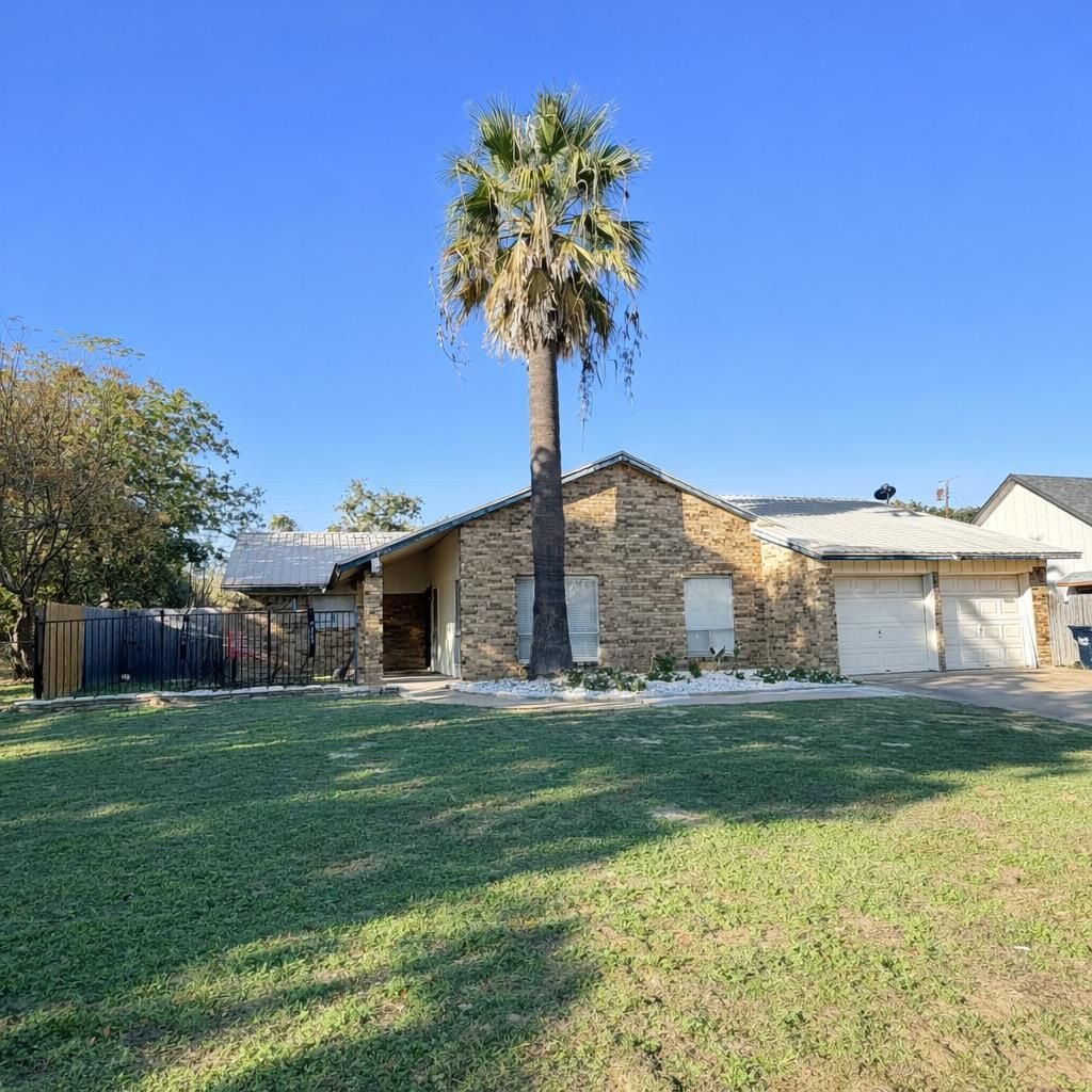 2206 N Murray Ave, Rockdale, TX 76567 Main Photo