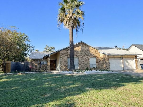 2206 N Murray Ave, Rockdale, TX 76567