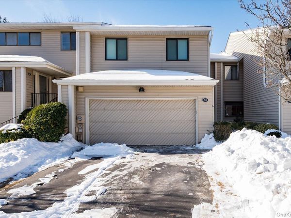 53 Chestnut Lane , Woodbury, NY 11797