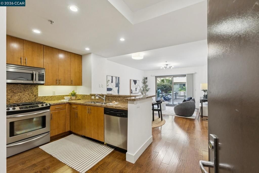 438 438 W Grand Ave, Unit 432, Oakland, CA 94612 Main Photo