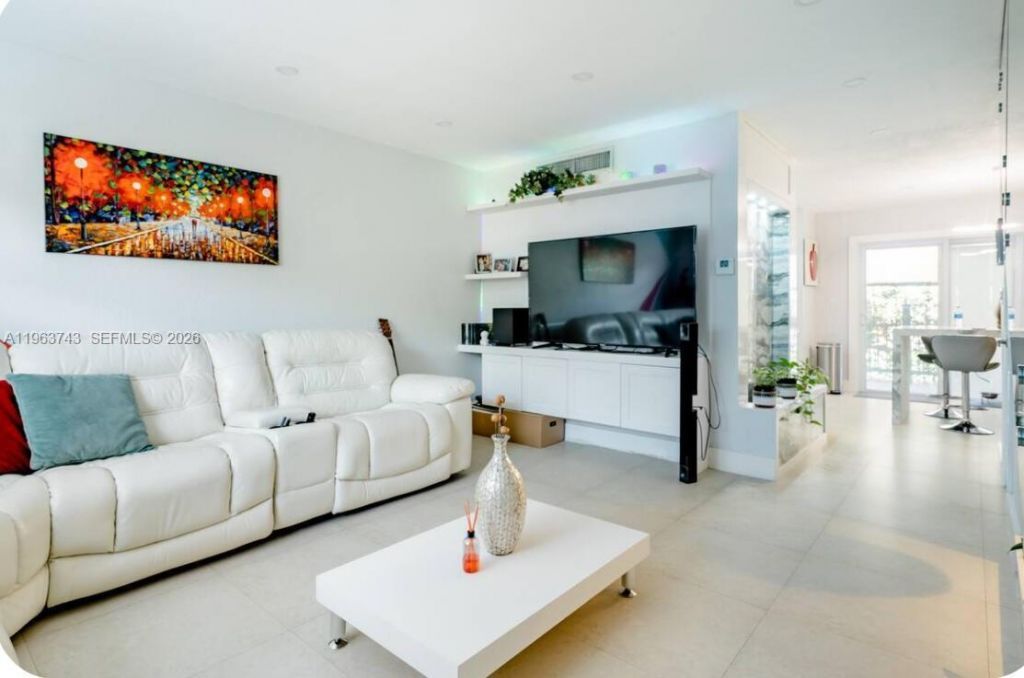 1305 W 53rd St, Unit 102, Hialeah, FL 33012 Photo