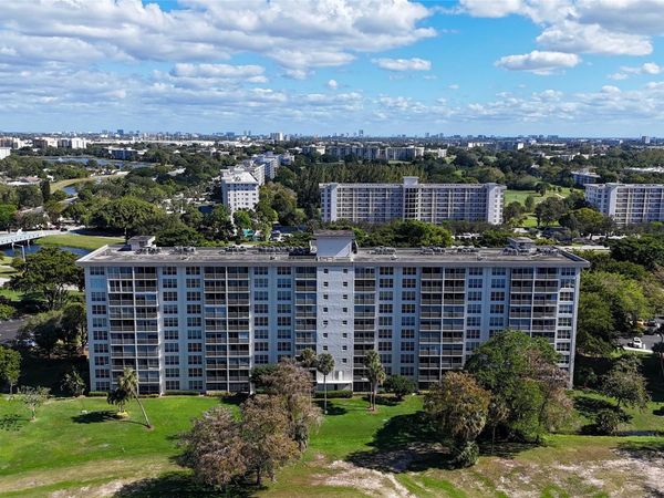 605 Oaks Dr, Unit 703, Pompano Beach, FL 33069