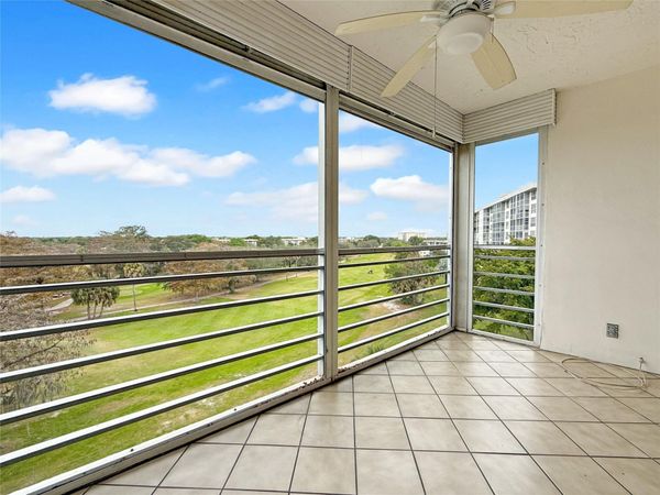 605 Oaks Drive, Unit 703, Pompano Beach, FL 33069