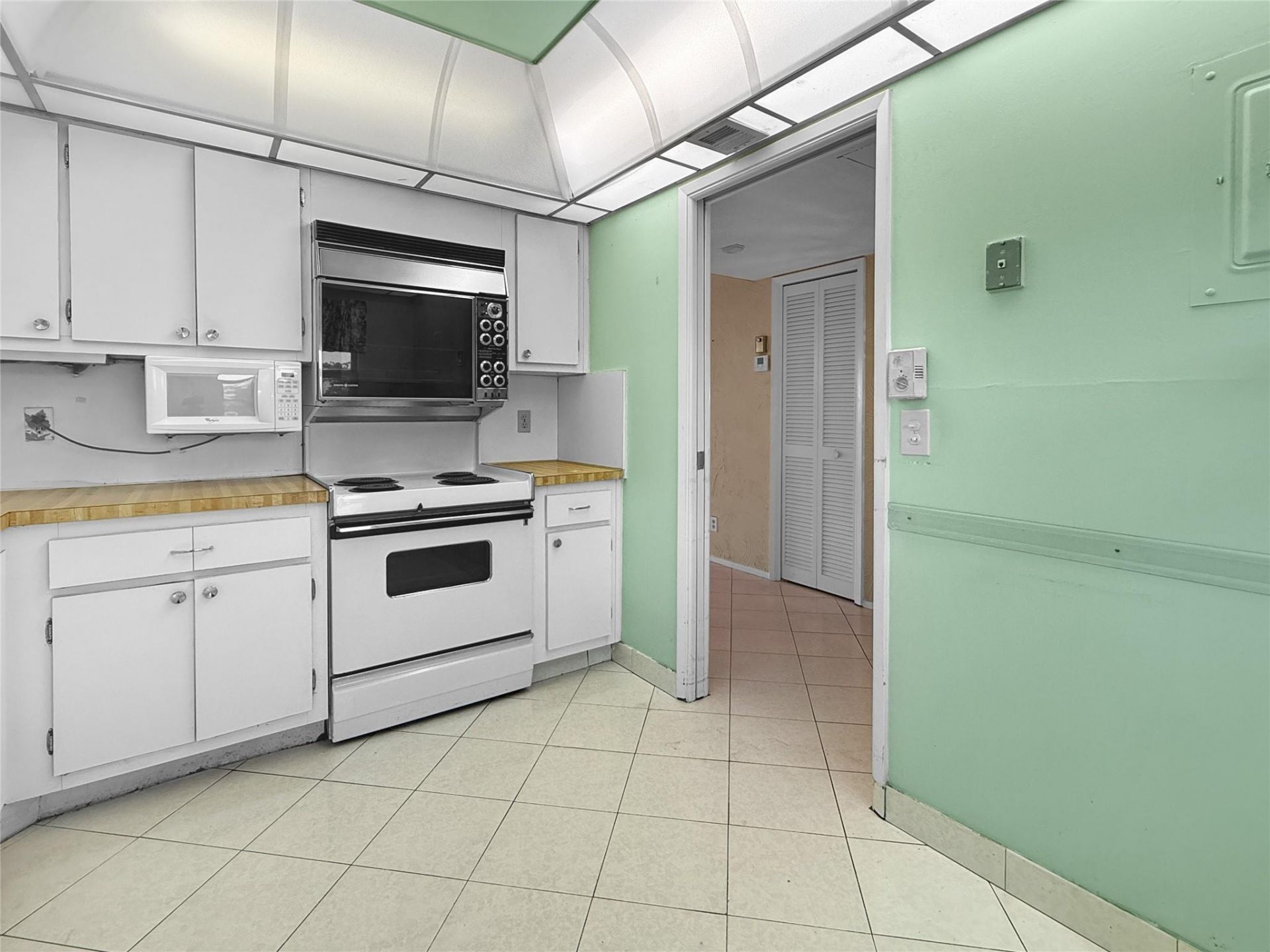 605 Oaks Drive, Unit 703, Pompano Beach, FL 33069 Photo