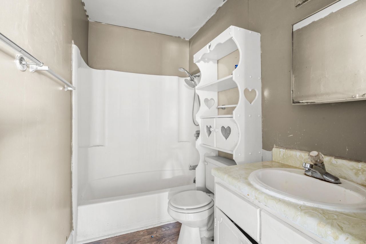 2000 Greens Blvd. Photo 15