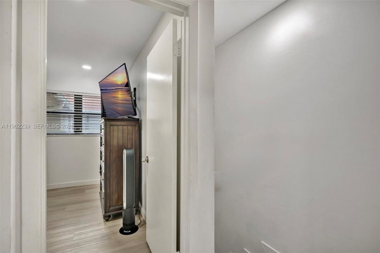 499 SE 13th St , Unit 7E, Fort Lauderdale, FL 33316 Photo