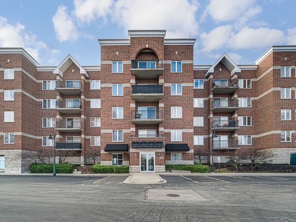 3451 N Carriageway Drive, Unit 305, Arlington Heights, IL 60004