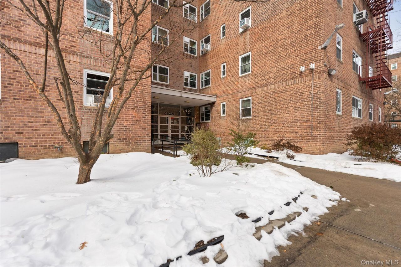 44-59 Kissena Boulevard, Unit 4J, Flushing, NY 11355 Main Photo