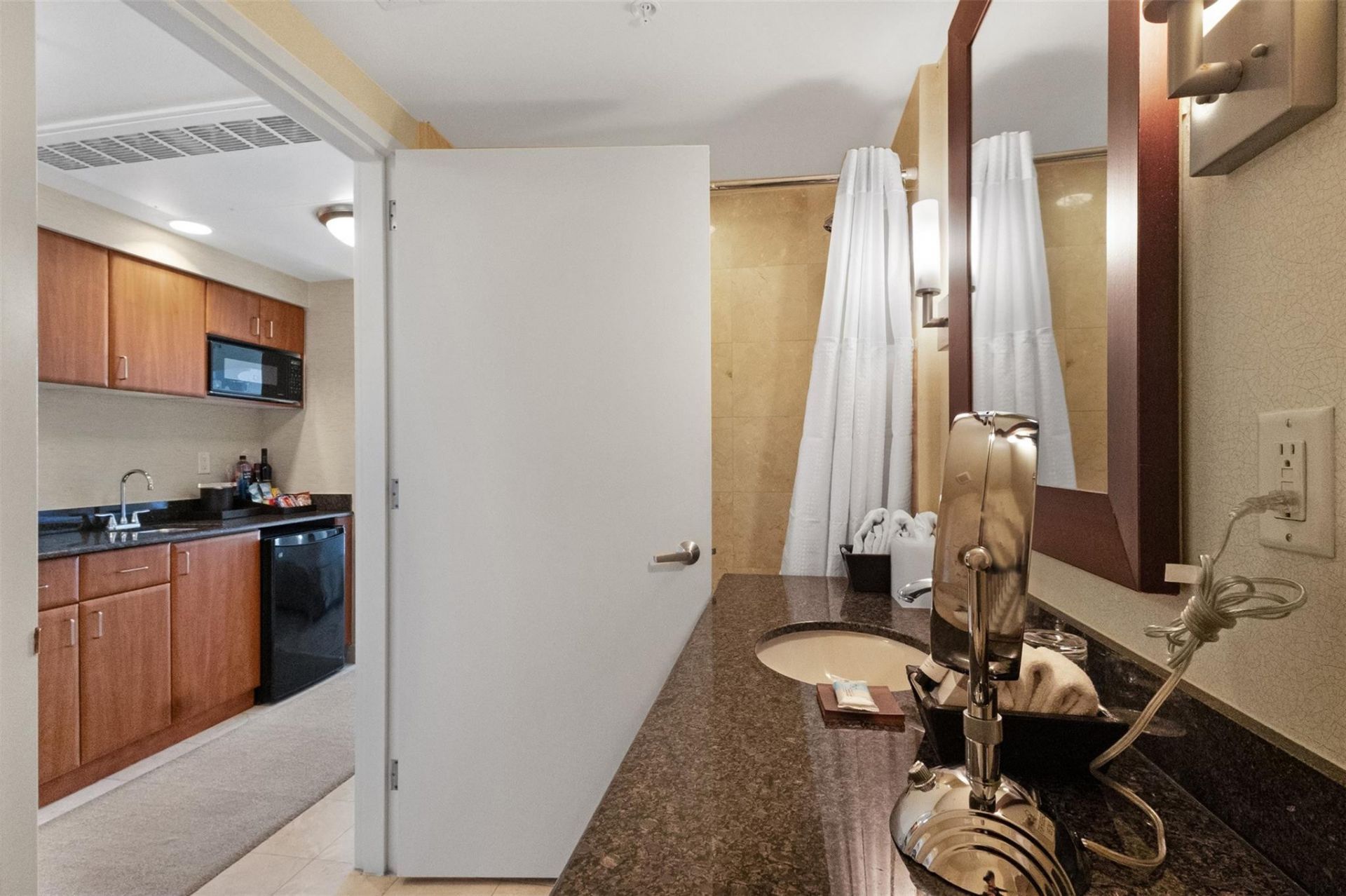 18001 Collins Avenue, Unit 2615, North Miami Beach, FL 33160 Photo