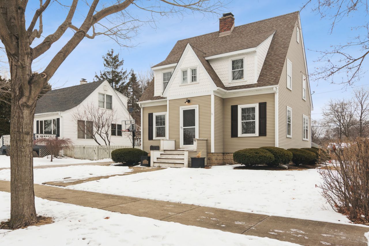 131 Walton Street, Barrington, IL 60010 Main Photo