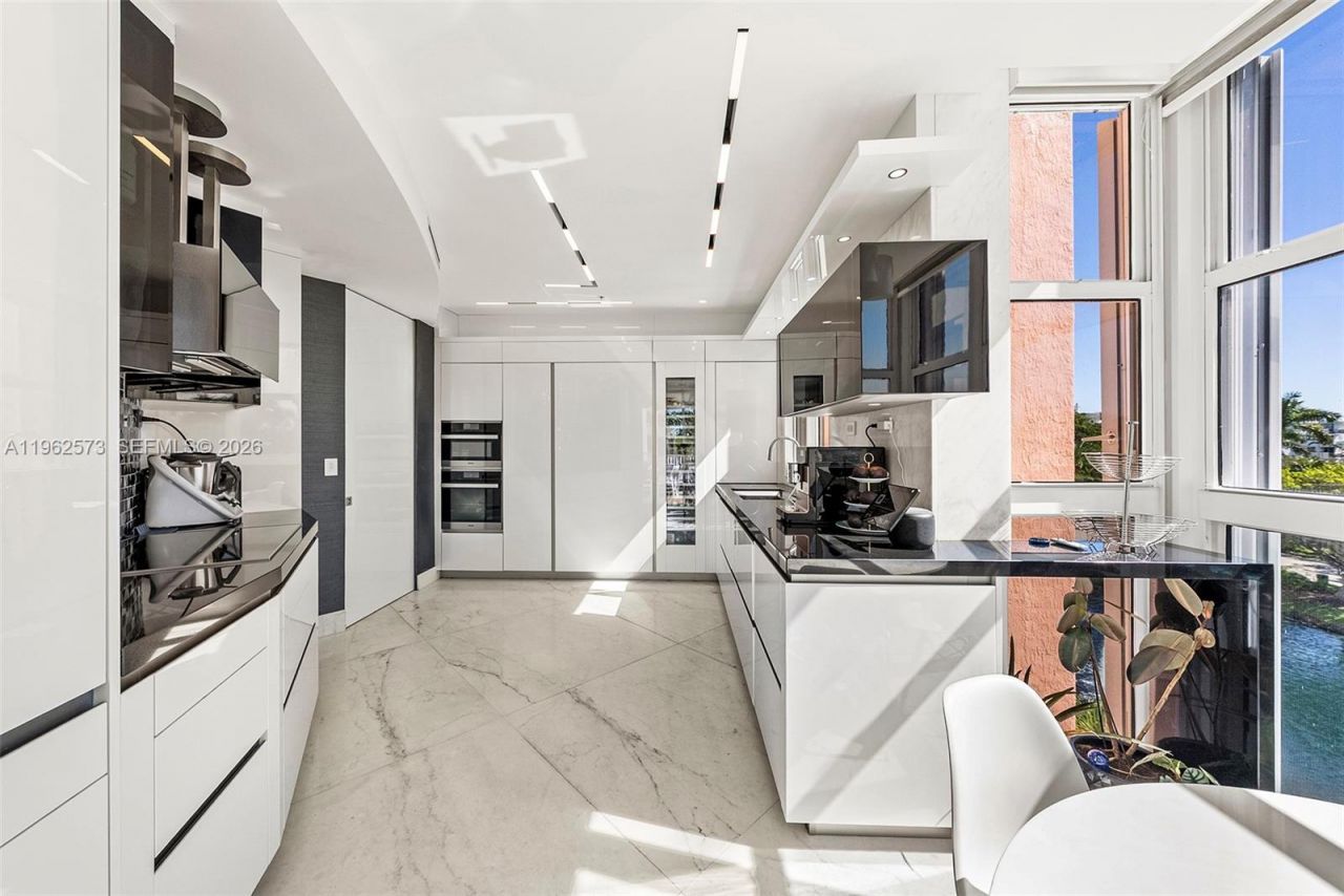 747 Crandon Blvd, Unit 409, Key Biscayne, FL 33149 Photo