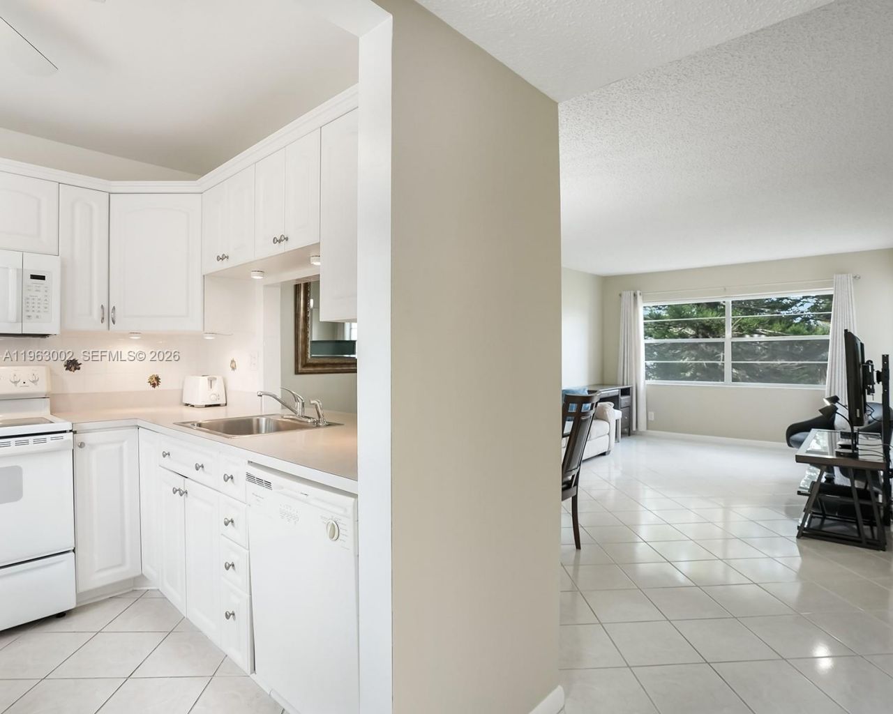 4805 NW 35th St , Unit 506, Lauderdale Lakes, FL 33319 Photo