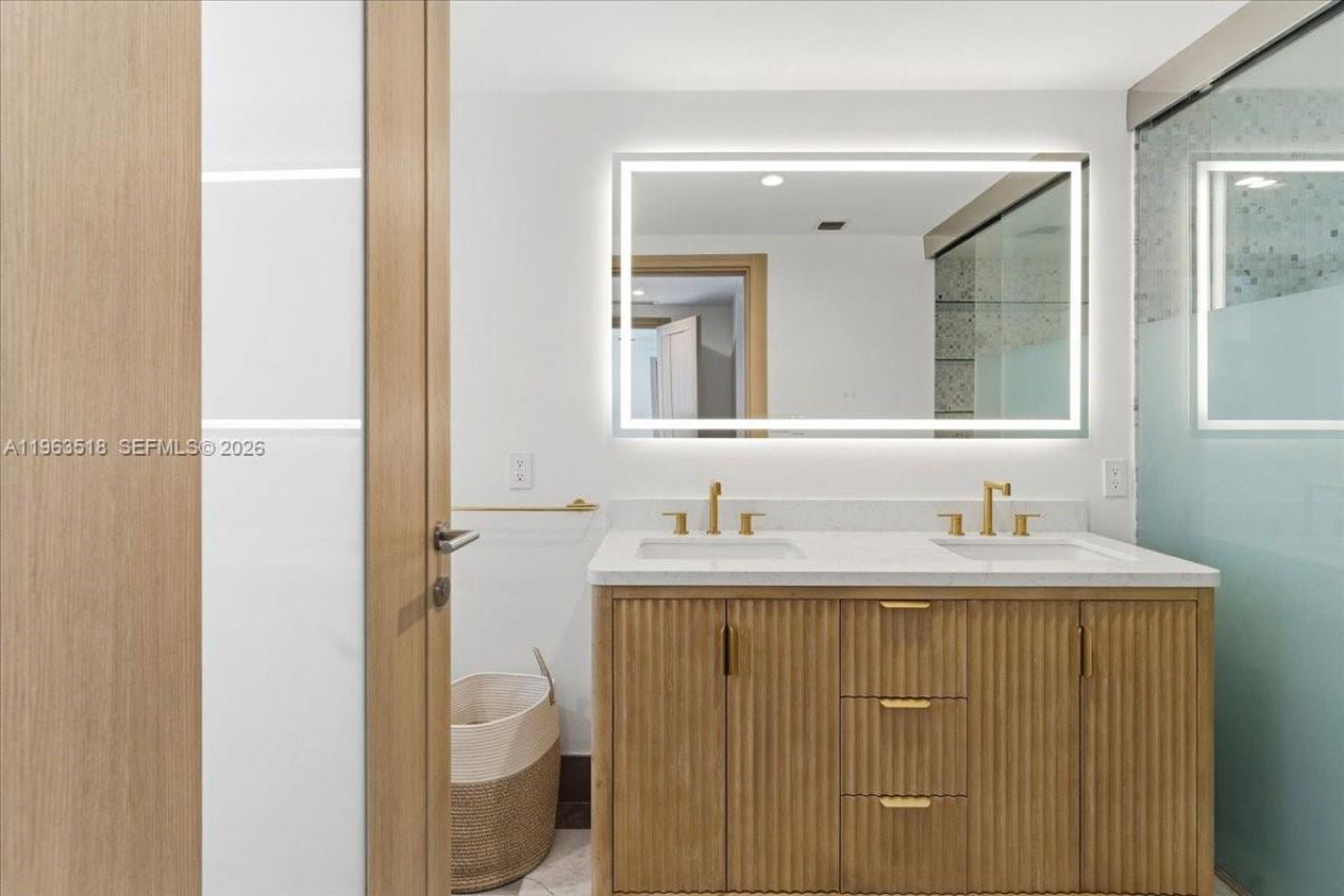 200 Biscayne Blvd Wy, Unit 706, Miami, FL 33131 Photo