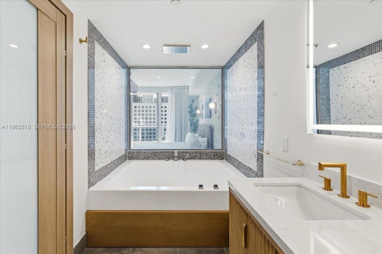 200 Biscayne Blvd Wy, Unit 706, Miami, FL 33131 Photo